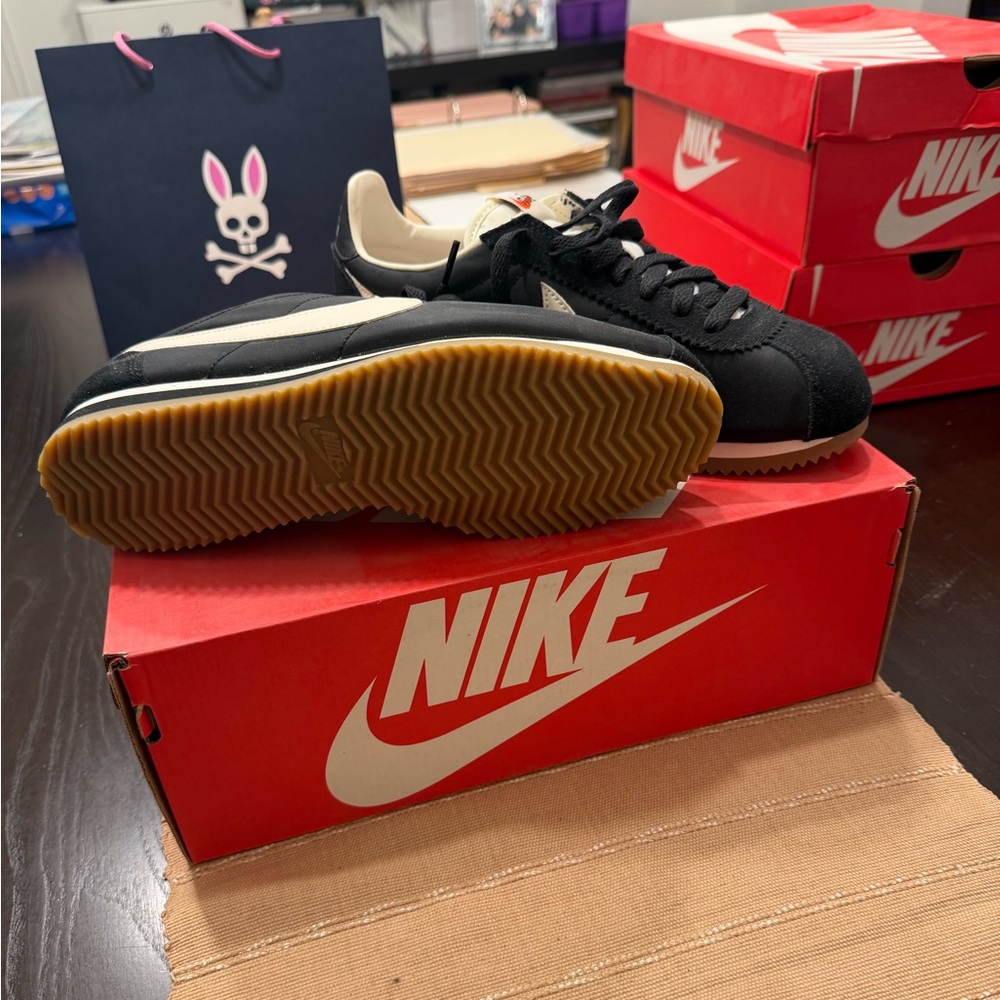 Nike Men's Black and Cream Sneakers